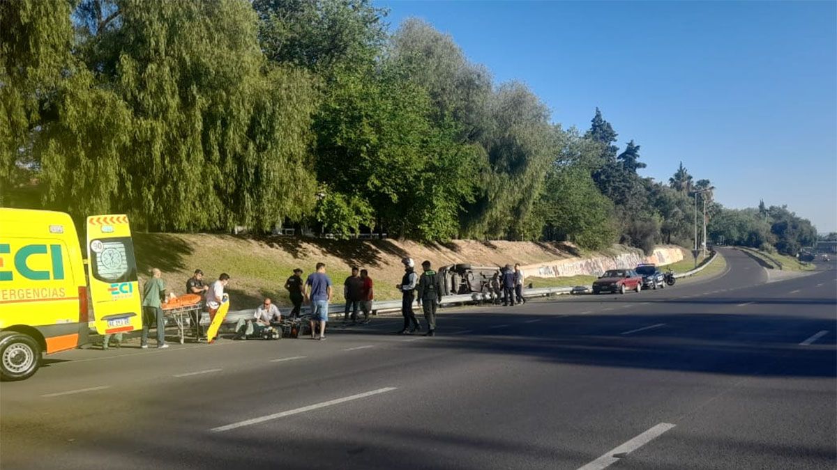 Un hombre se quedó dormido mientras manejaba por el Acceso Sur, en Guaymallén, y chocó a un motociclista.