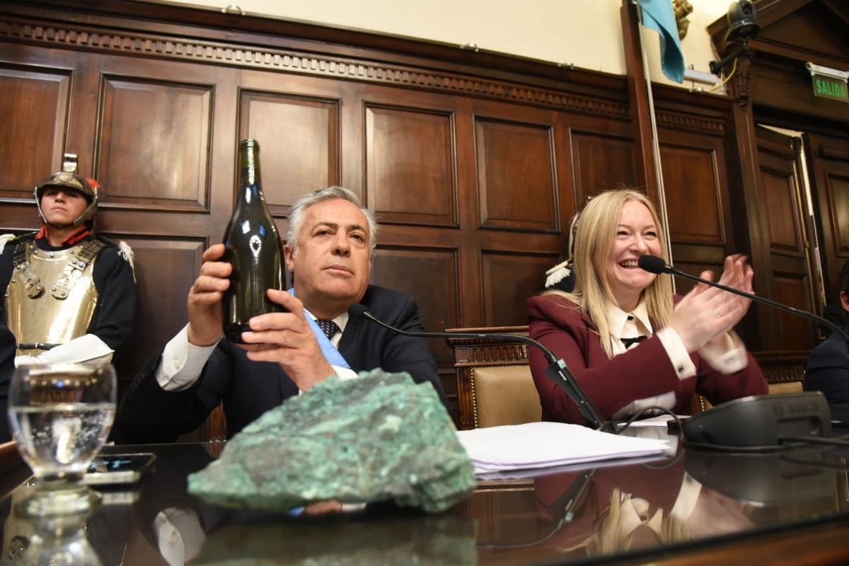 El gobernador radical Alfredo Cornejo hace la gran "cobre y vino" en la asamblea, ante la sonrisa cómplice de Hebe Casado. El gobernador radical Alfredo Cornejo hace la gran "cobre y vino" en la asamblea, ante la sonrisa cómplice de Hebe Casado.