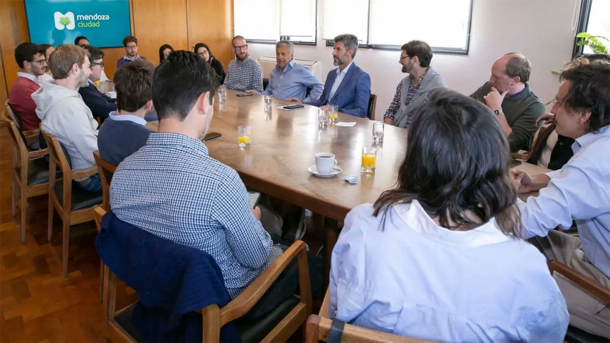 Alfredo Cornejo y Ulpiano Suarez con los funcionarios de la Comuna de San Miguel.