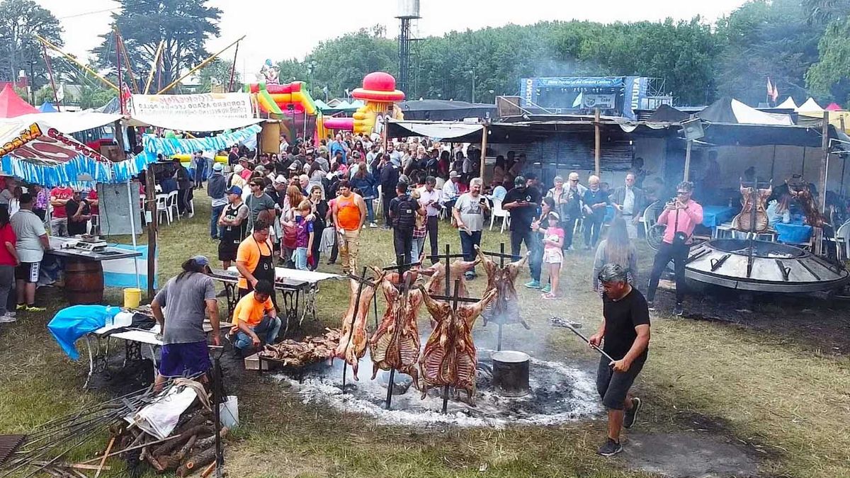 En la plaza de Mar de Cobo se realiza la Fiesta Provincial del Ternero Costero, que este año tendrá lugar entre 8 y 10 de noviembre En la plaza de Mar de Cobo se realiza la Fiesta Provincial del Ternero Costero, que este año tendrá lugar entre 8 y 10 de noviembre