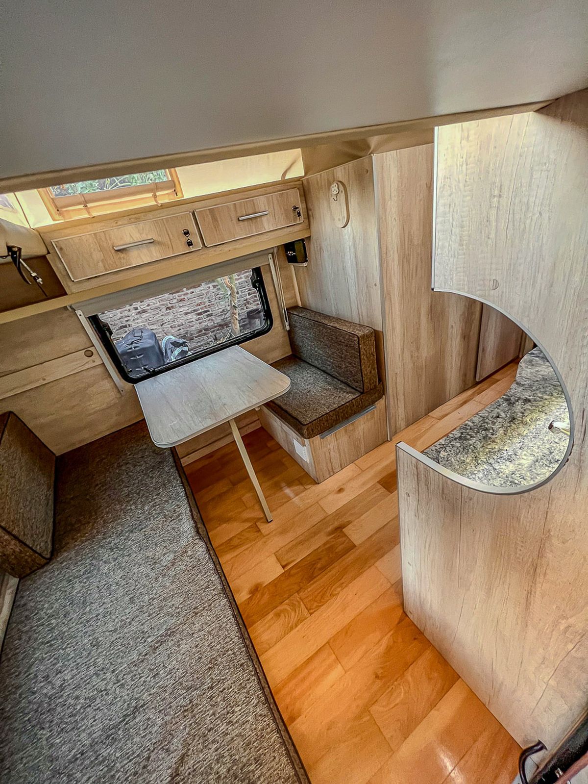 El interior tiene un acabado lujoso para no extrañar nuestro hogar cuando estamos de campamento. Imagen: Itatigroup El interior tiene un acabado lujoso para no extrañar nuestro hogar cuando estamos de campamento. Imagen: Itatigroup