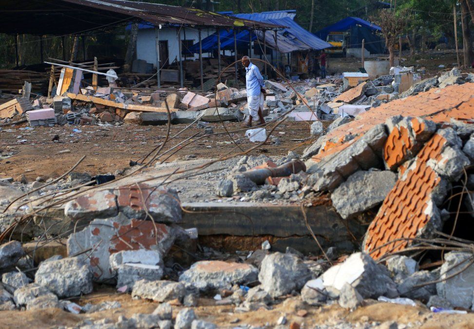 Buscan a los culpables de un incendio en la India que dejó 110 muertos