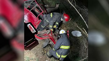 Un hombre quedó atrapado en su auto tras un accidente en Maipú y fue rescatado por Bomberos