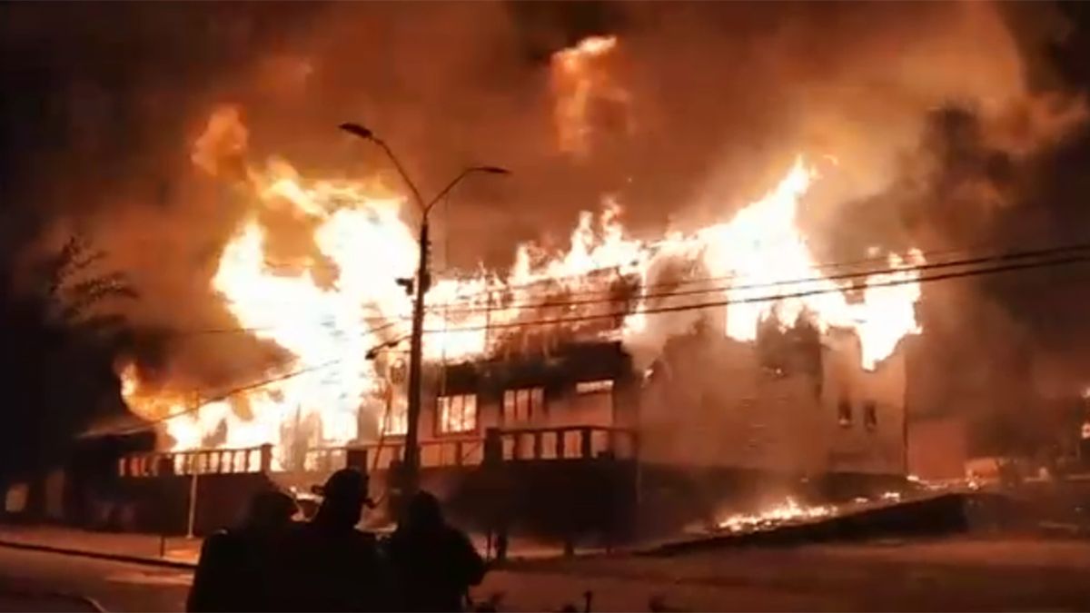 Se realizaron manifestaciones que incluyeron la quema de edificios públicos.