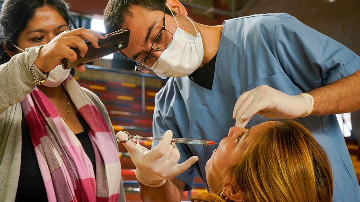 Un odontólogo atiende a una paciente en el estadio Polimeni de Las Heras.