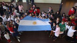 La escuela Provincias  de Cuyo ya luce su nueva Bandera