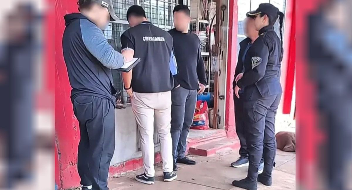 En un caso que provocó conmoción, un profesor fue detenido por acosar a dos alumnas adolescentes a través de las redes sociales. En un caso que provocó conmoción, un profesor fue detenido por acosar a dos alumnas adolescentes a través de las redes sociales.