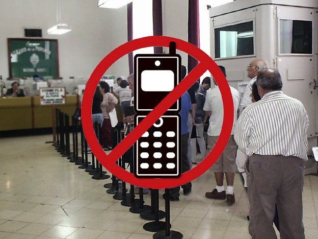 Planean imponer multas de hasta $10 mil para quienes usen celulares dentro de los bancos