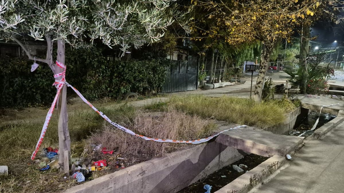 La víctima de asesinato fue encontrada en la vereda de calles Democracia y Pablo Neruda, del barrio La Favorita, de Capital. La víctima de asesinato fue encontrada en la vereda de calles Democracia y Pablo Neruda, del barrio La Favorita, de Capital.