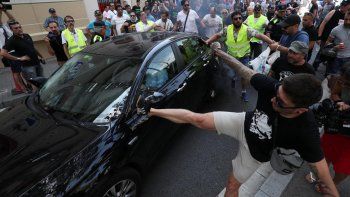 Violento paro de taxistas contra Uber en Barcelona