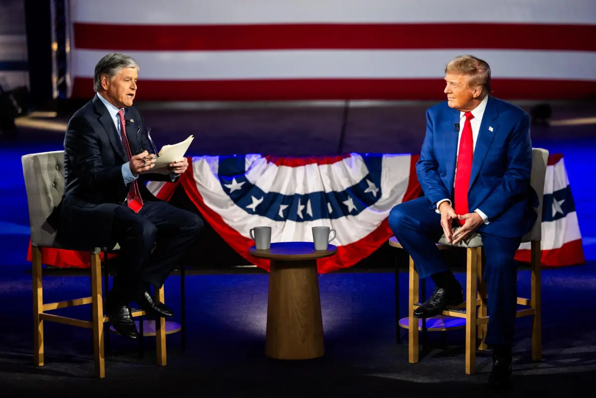 El locutor conservador Sean Hannity y el republicano Donald Trump hablan durante un foro de Fox News en Harrisburg, Pensilvania en Estados Unidos. Crédito: EFE/Jim Lo Scalzo. El locutor conservador Sean Hannity y el republicano Donald Trump hablan durante un foro de Fox News en Harrisburg, Pensilvania en Estados Unidos. Crédito: EFE/Jim Lo Scalzo.