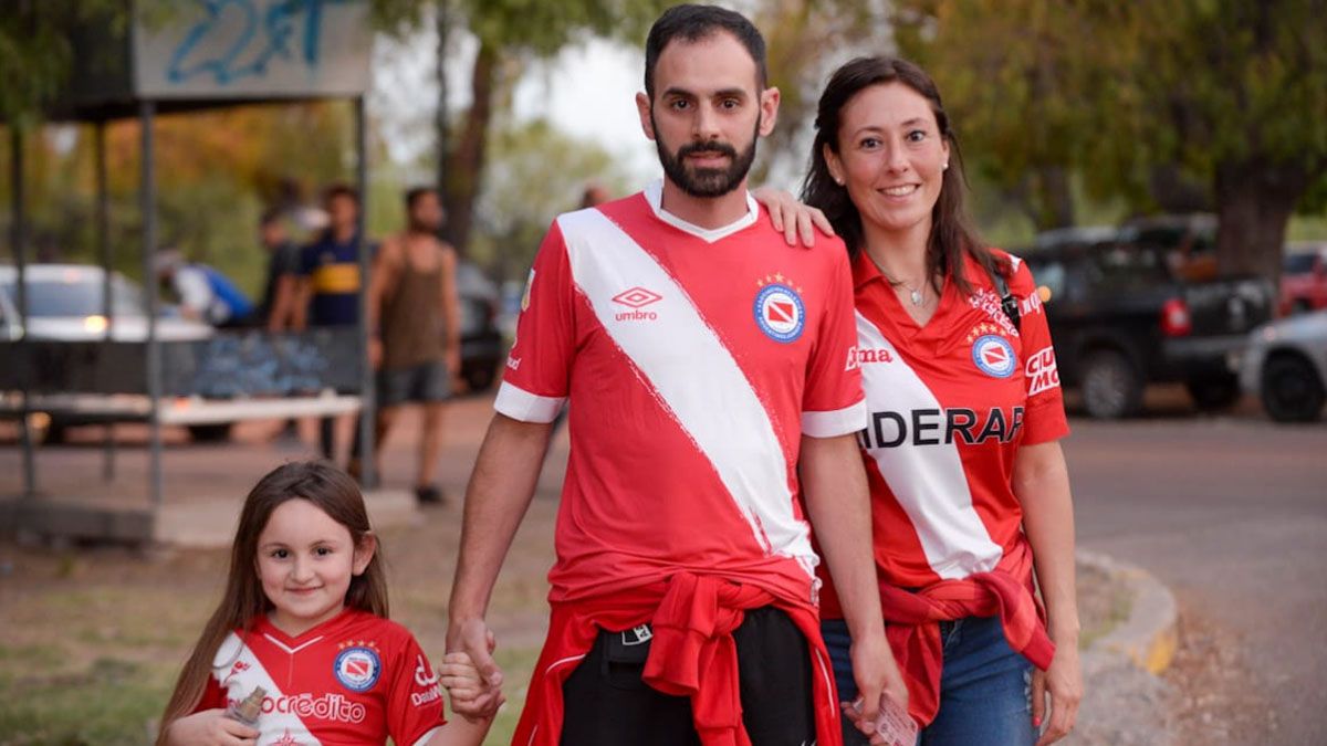 Argentinos Juniors contó con buen apoyo en el Malvinas Argentinas.
