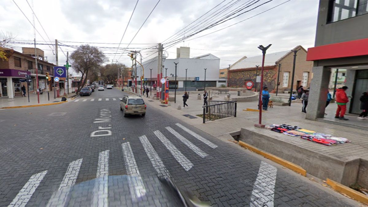 El hecho ocurrió a pocos metros de la plaza de Las Heras y de la Comisaría.