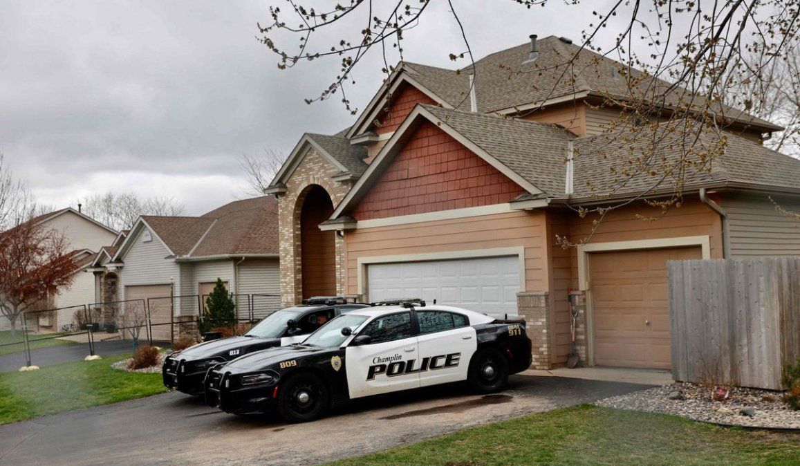 La mujer policía de Minneápolis, más allá de haber renunciado, fue detenida por orden de la Justicia acusada de homicidio involuntario al matar a un joven negro en un control de tránsito