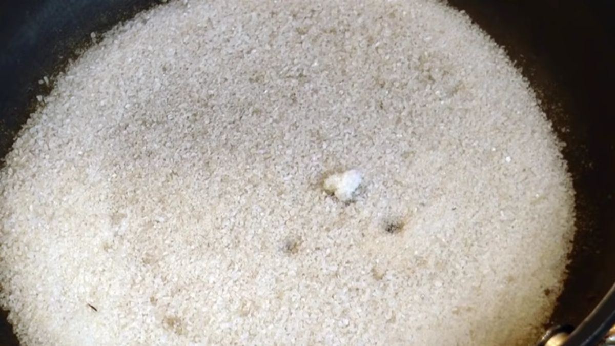 Trucos caseros. La sal ayuda a evitar que la comida se pegue en las sartenes.