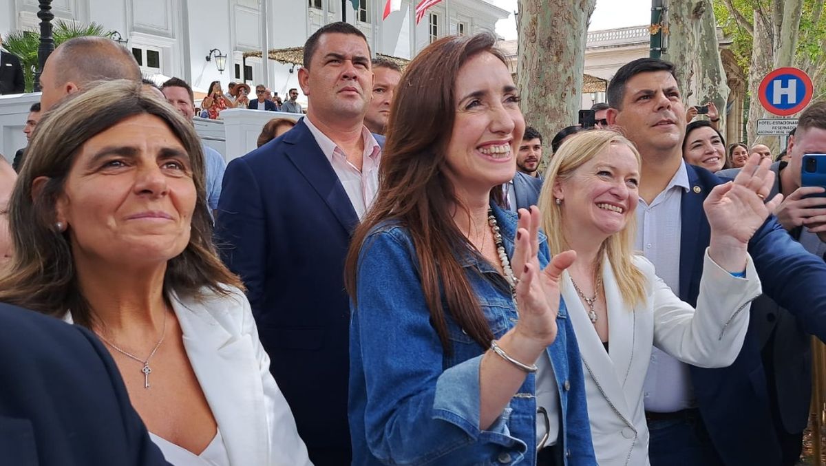 Villarruel participó de los festejos vendimiales e incluso el sábado rompió el protocolo tras el desayuno de COVIAR y salió a la calle para ver el Carrusel. Villarruel participó de los festejos vendimiales e incluso el sábado rompió el protocolo tras el desayuno de COVIAR y salió a la calle para ver el Carrusel.