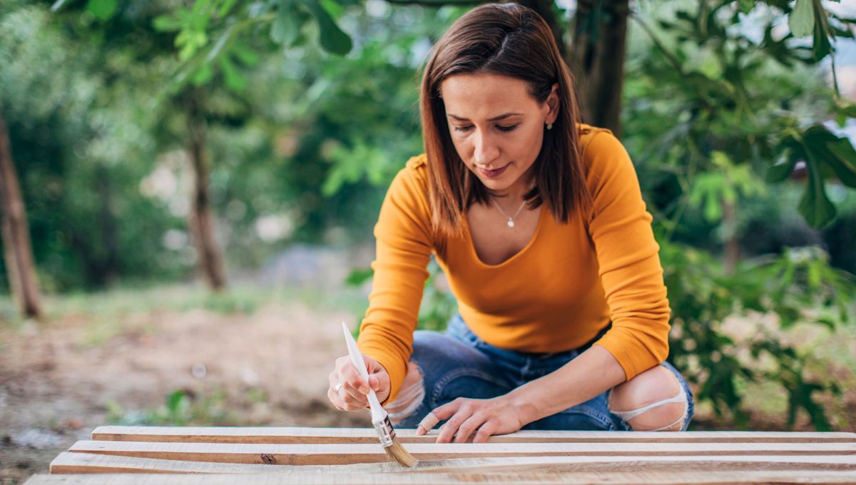 La carpintería es una actividad de casa que nos permite recuperar muebles de madera y darles una nueva vida. La carpintería es una actividad de casa que nos permite recuperar muebles de madera y darles una nueva vida. 