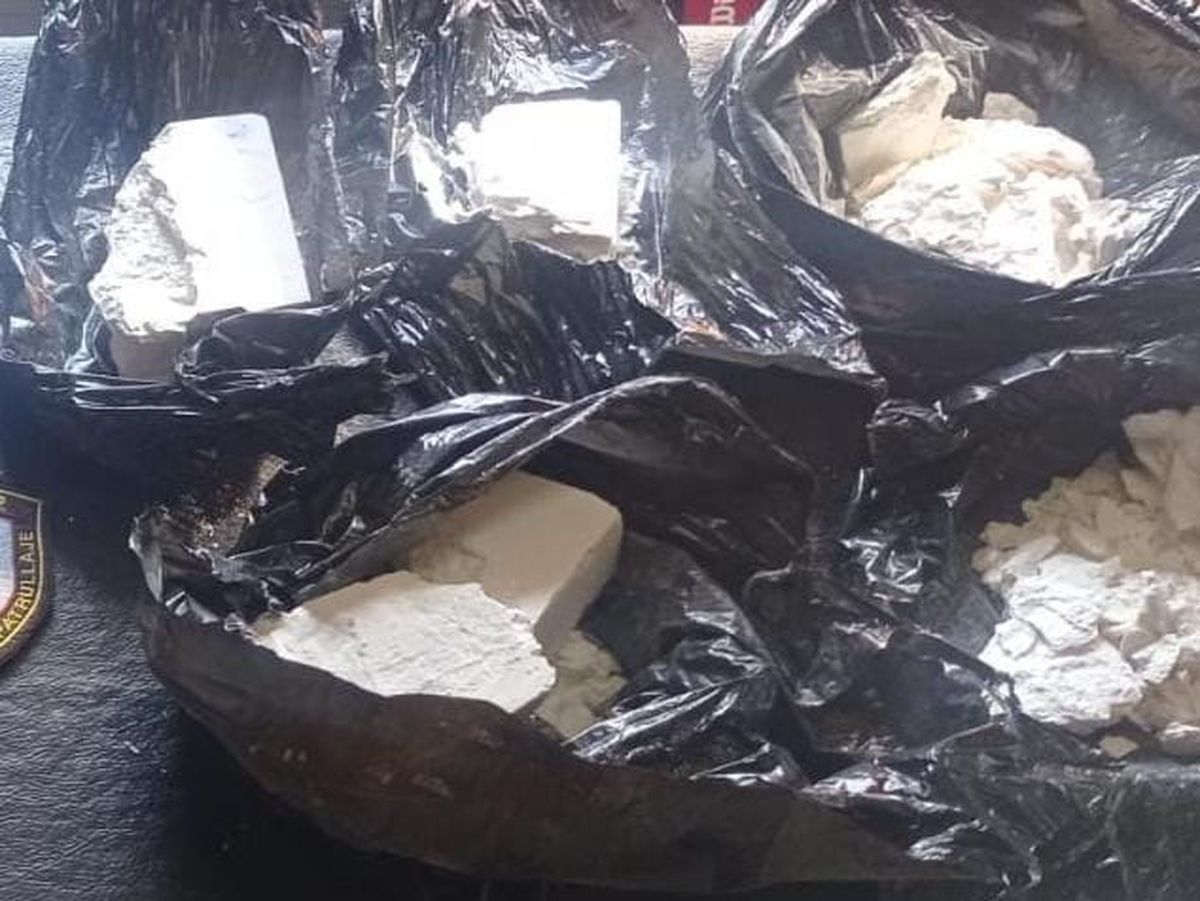 La cocaína estaba en varias bolsas de nailon negras. La cocaína estaba en varias bolsas de nailon negras.