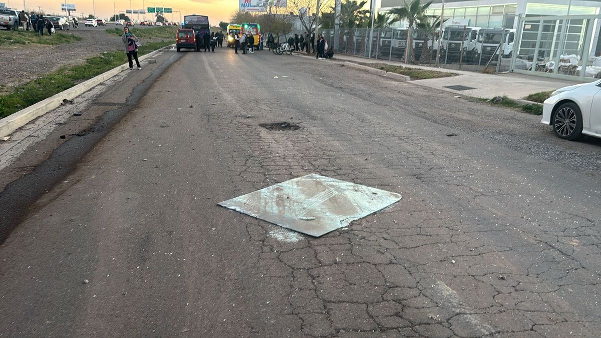 El parabrisas del micro se salió por completo. Por el accidente el chofer y los pasajeros estaban en shock. El parabrisas del micro se salió por completo. Por el accidente el chofer y los pasajeros estaban en shock.