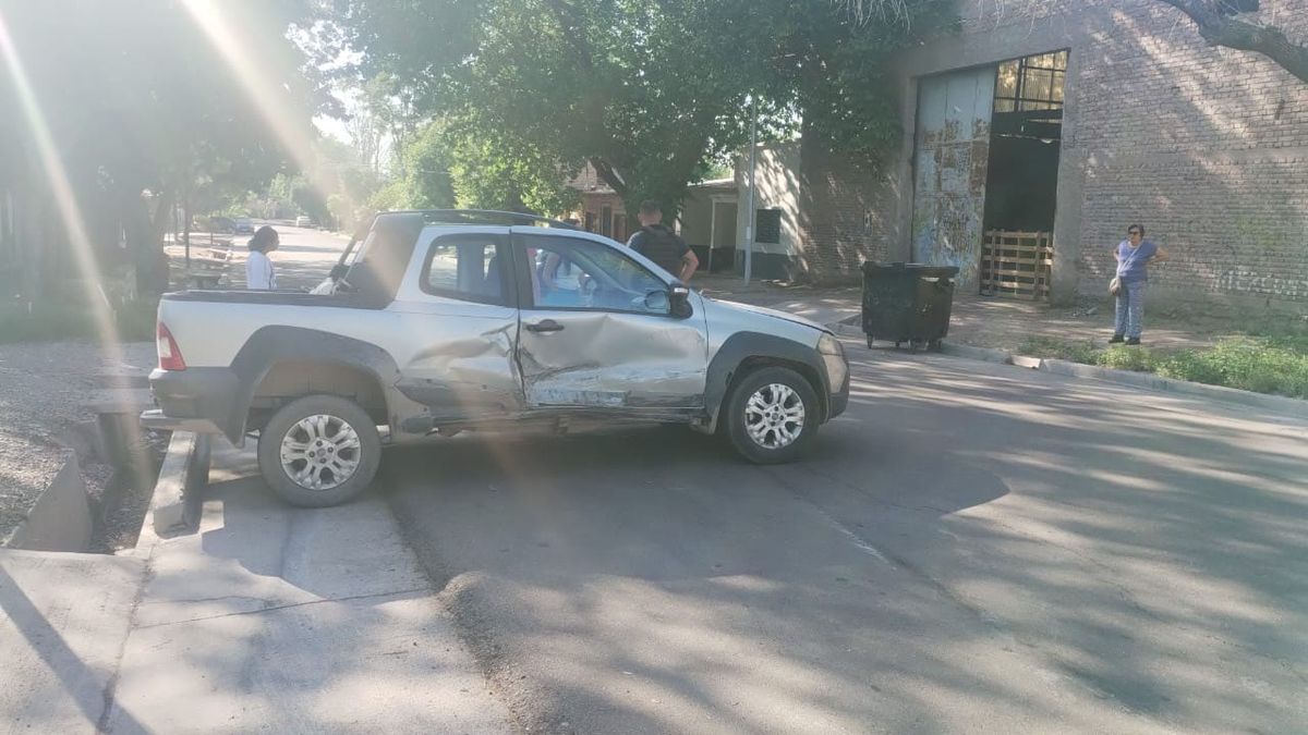 Delincuentes aprovecharon cuando la conductora de la camioneta se bajó y le robaron el celular. Delincuentes aprovecharon cuando la conductora de la camioneta se bajó y le robaron el celular.