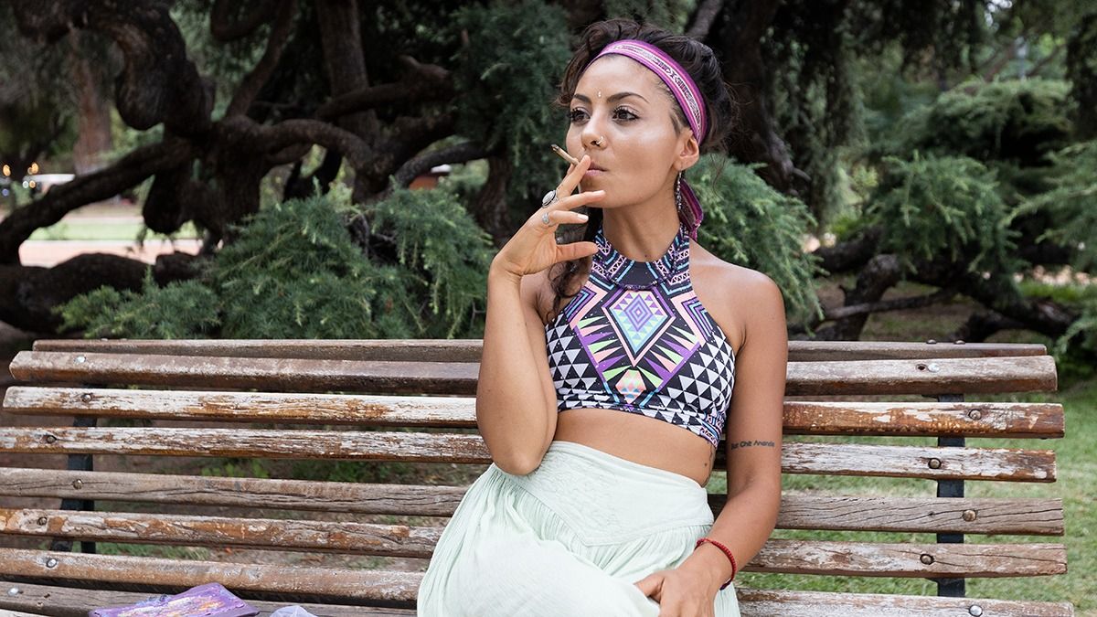 Ludmila Lima es dueña de Natural Fuerza, un emprendimiento que vende hierbas para sahumar y puchitos herbales. Ludmila Lima es dueña de Natural Fuerza, un emprendimiento que vende hierbas para sahumar y puchitos herbales.