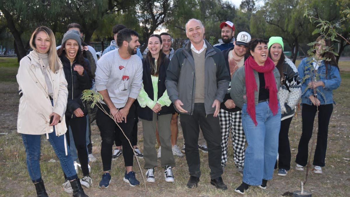 Guillermo Carmnona junto a los jóvenes que propusieron el plan de Empleo Verde.