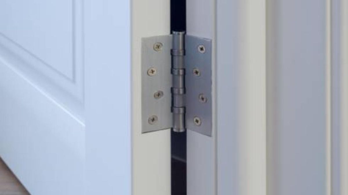 Las bisagras suelen ser la causa principal del ruido de las puertas.