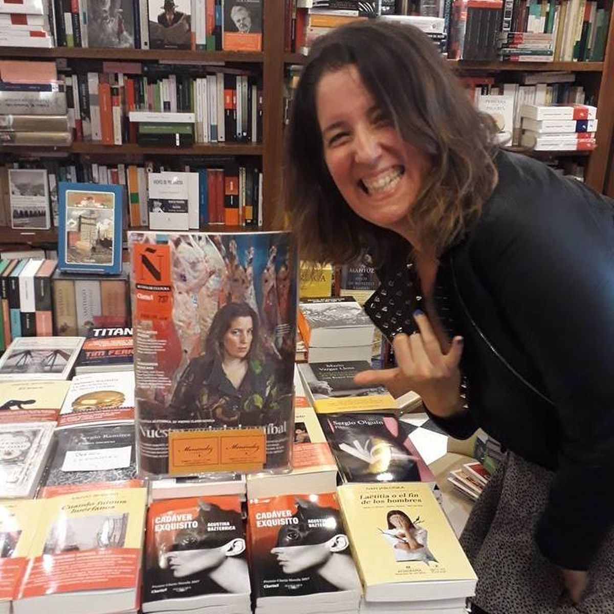 Sonríe Agustina. Está rodeada de libros. Sonríe Agustina. Está rodeada de libros.