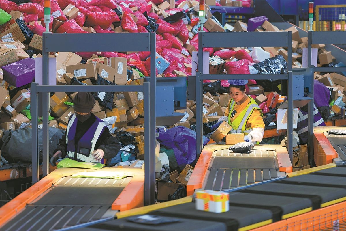 Montones de paquetes se procesan en un centro de distribución en Zaozhuang, provincia de Shandong. WANG LONGFEI / XINHUA
