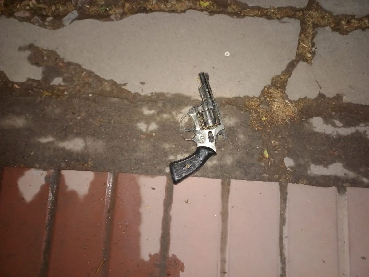 Este es el revolver calibre .22LR con el que un ladrón amedrentó y disparó al aire para robarle un celular a una mujer en el barrio Soeva Norte, de Godoy Cruz.