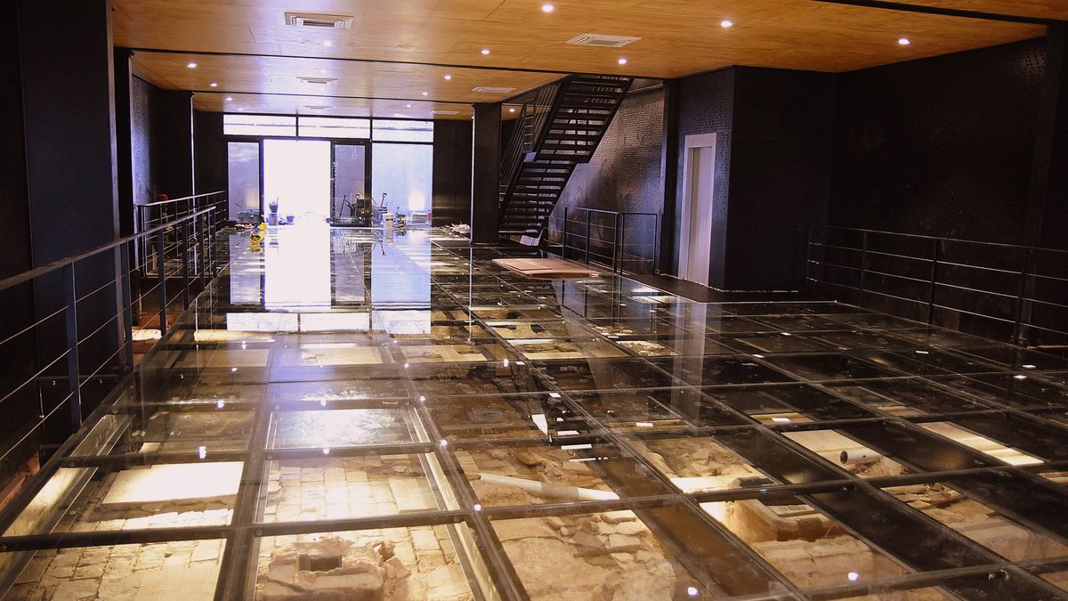 Grandes suelos de vidrio protagonizan el diseño de interiores de la Casa de San Martín.