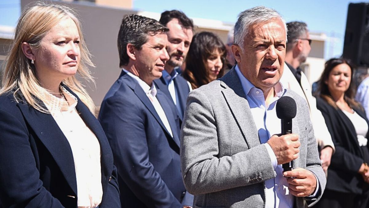 Cornejo estuvo en varias oportunidades realizando actos en San Rafael, previos a las elecciones de octubre pasado. En esta foto, junto a la vicegobernadora Hebe Casado (oriunda de este departamento) y al presidente de la UCR mendocina, Andrés Lombardi. Cornejo estuvo en varias oportunidades realizando actos en San Rafael, previos a las elecciones de octubre pasado. En esta foto, junto a la vicegobernadora Hebe Casado (oriunda de este departamento) y al presidente de la UCR mendocina, Andrés Lombardi.