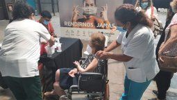 La mamá del gobernador, Lidia Reynoso, Chicha, recibió la vacuna contra el coronavirus