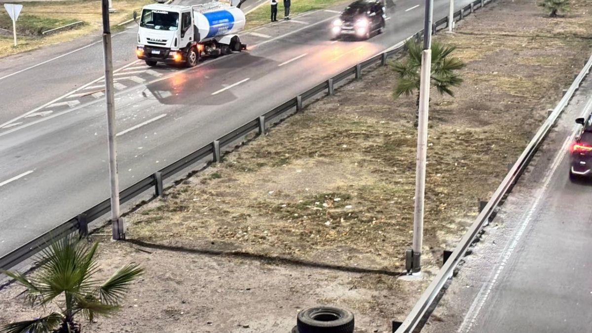 El camión que perdió la rueda en el Acceso Este. Foto: Matías Pascualetti/Radio Nihuil. El camión que perdió la rueda en el Acceso Este. Foto: Matías Pascualetti/Radio Nihuil.