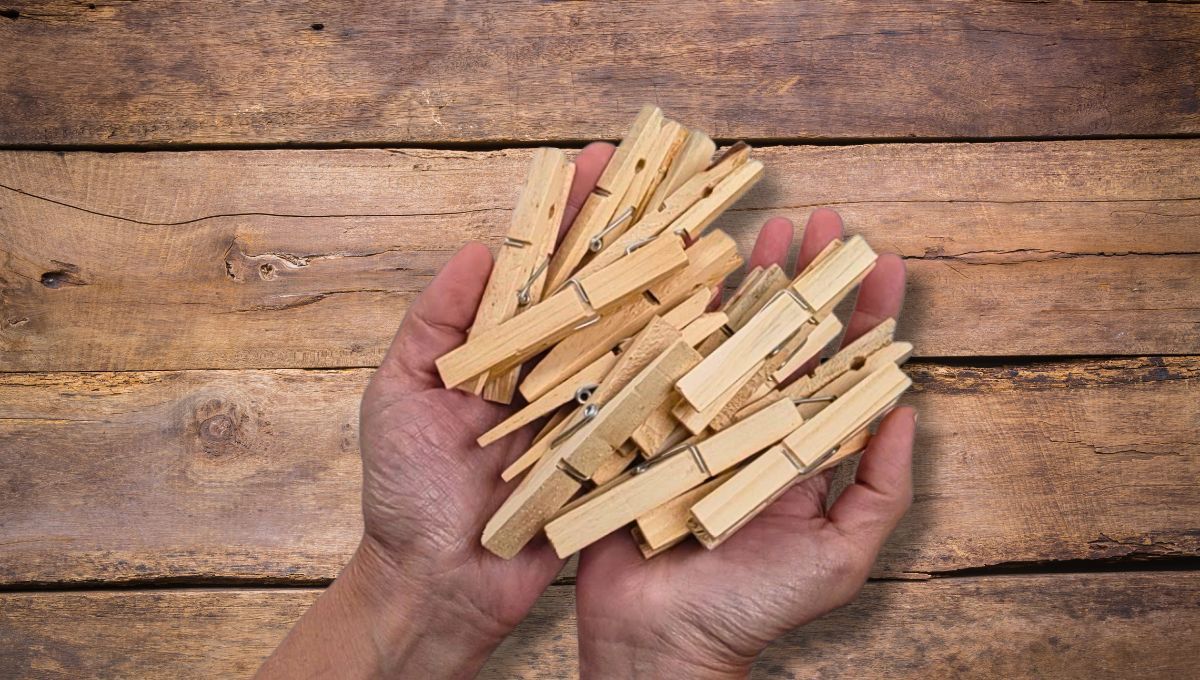 Con broches de ropa de madera, crea esta hermoso posa fuentes y tazas