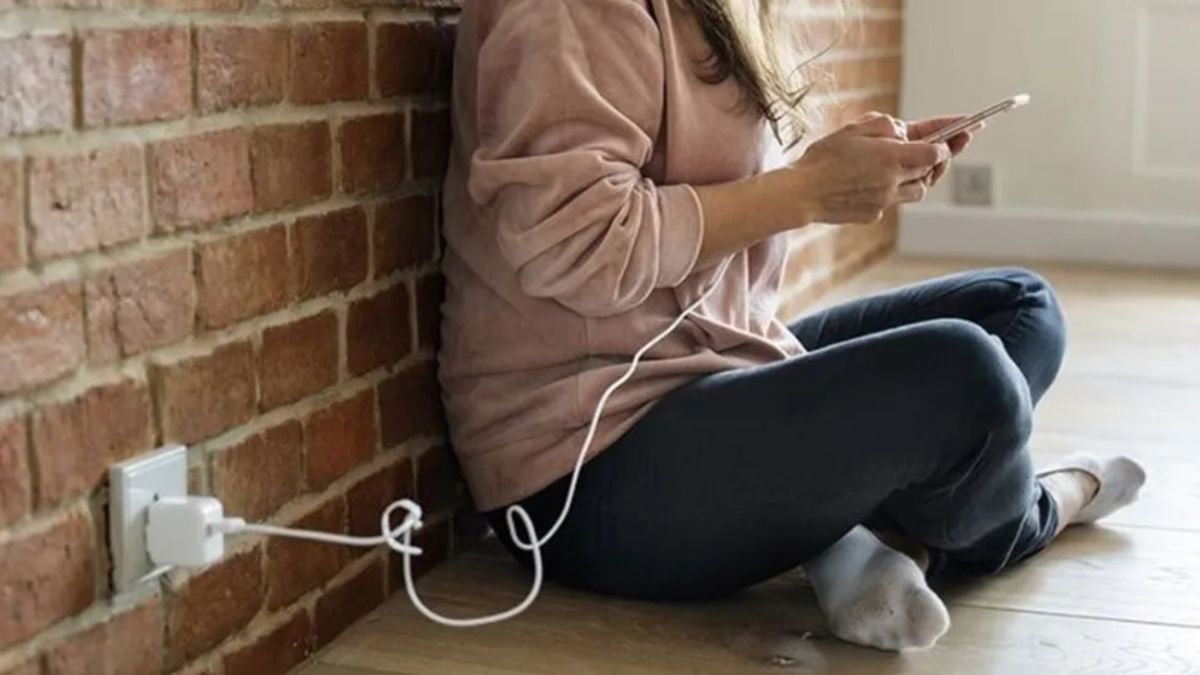 Una adolescente murió electrocutada al intentar usar el celular que se estaba cargando
