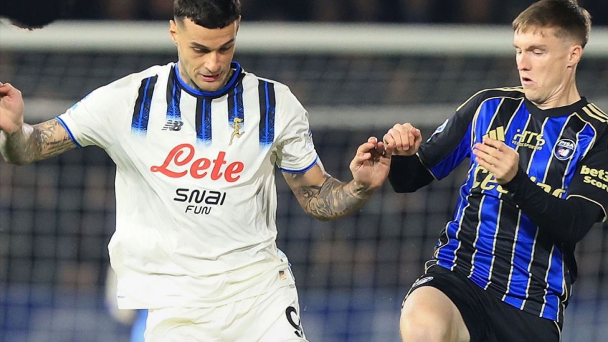 Nikola Krstovic (izq.) encendi&oacute; con su gol la esperanza del Atalanta en su visita al Pisa.