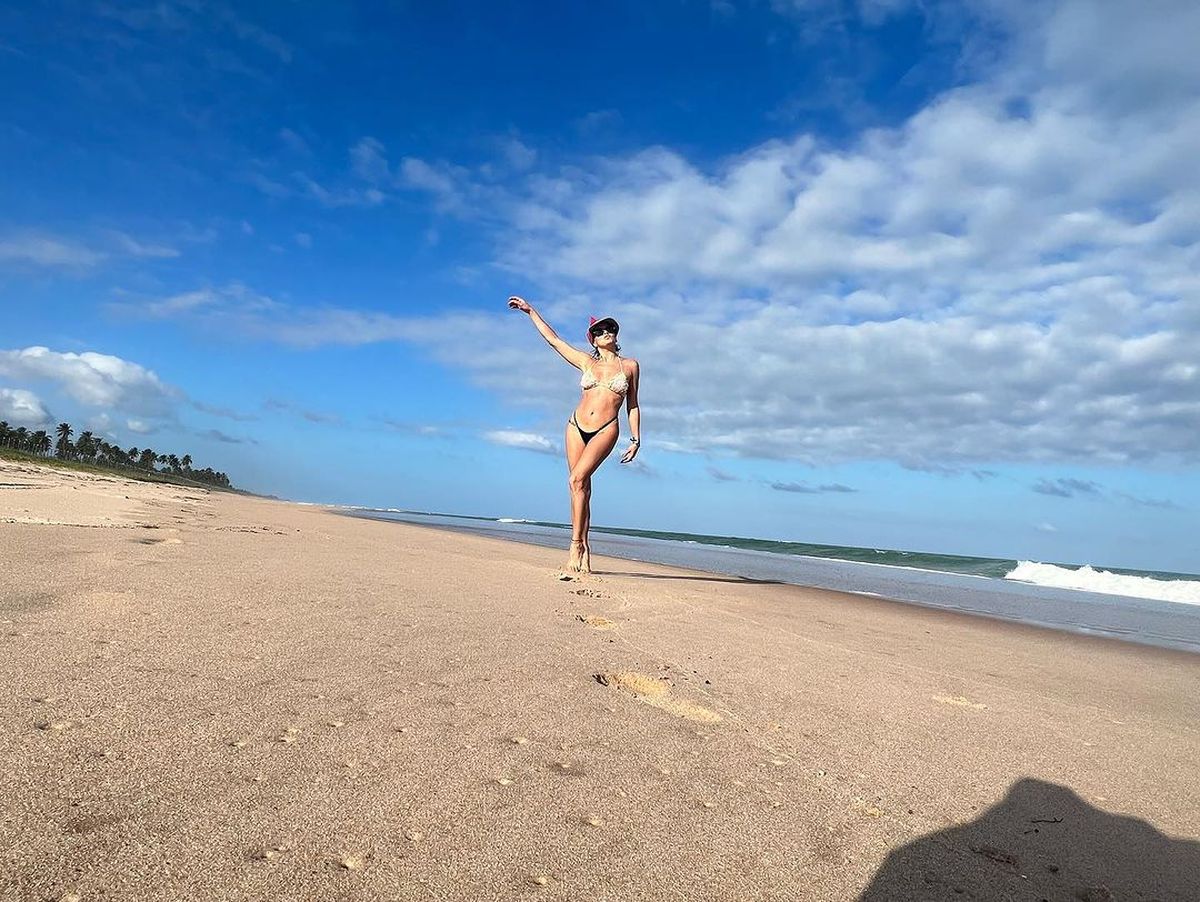 Natalie Pérez se muestra en micro-bikini neón y paraliza el Caribe con su figura. Natalie Pérez se muestra en micro-bikini neón y paraliza el Caribe con su figura.