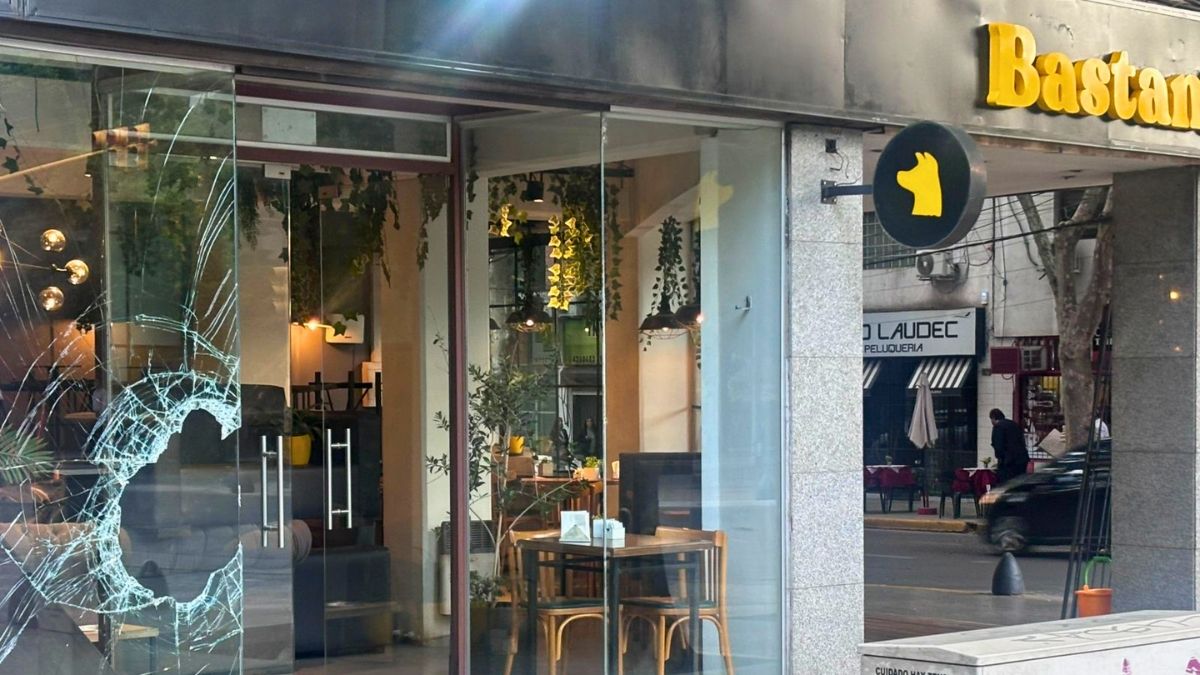 El delincuente ingresó por el boquete que logró rompiendo el vidrio.