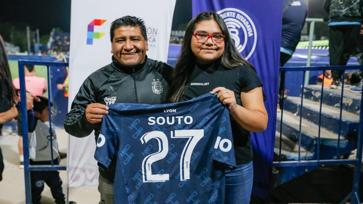 Martina y su papá, con otra camiseta de Souto que se ganaron en el partido de Independiente con Huracán. Martina y su papá, con otra camiseta de Souto que se ganaron en el partido de Independiente con Huracán.