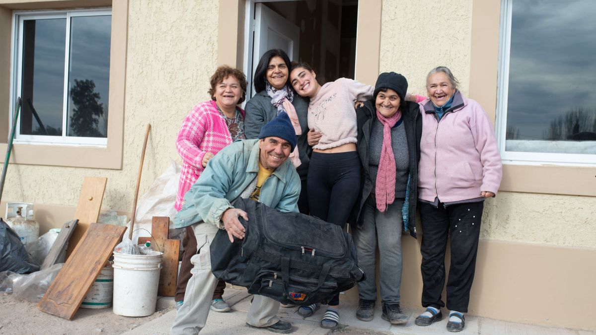 Las familias que vivían en la zona rural del norte de Las Heras, cerca de la Ruta 40, recibieron sus casas en barrios del IPV.