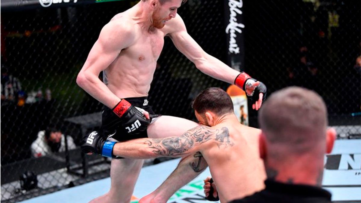 Sandhagen y un letal rodillazo al mentón de Edar. (Gentileza UFC).