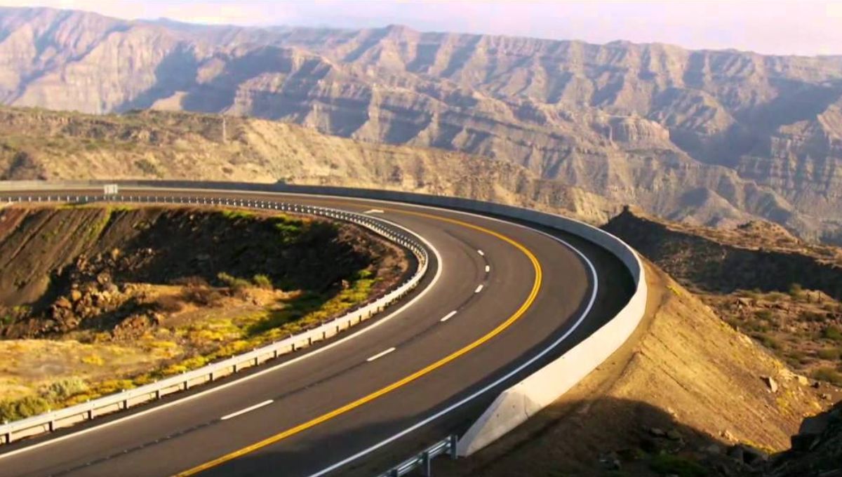 Esta construcción atravesará montañas de gran altitud y zonas de complejidad geográfica, combinando desafíos técnicos y paisajes naturales únicos. Esta construcción atravesará montañas de gran altitud y zonas de complejidad geográfica, combinando desafíos técnicos y paisajes naturales únicos.