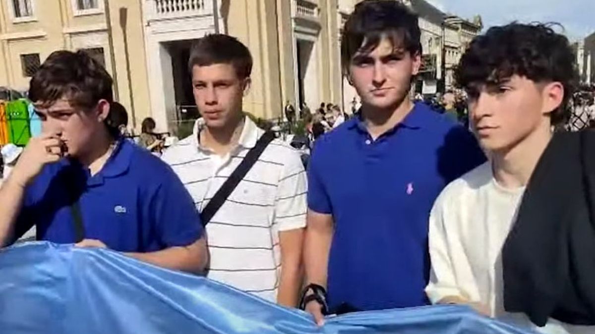 Jóvenes de Campana, provincia de Buenos Aires, con la bandera argentina llegaron para despedirse del papa Francisco. Jóvenes de Campana, provincia de Buenos Aires, con la bandera argentina llegaron para despedirse del papa Francisco.