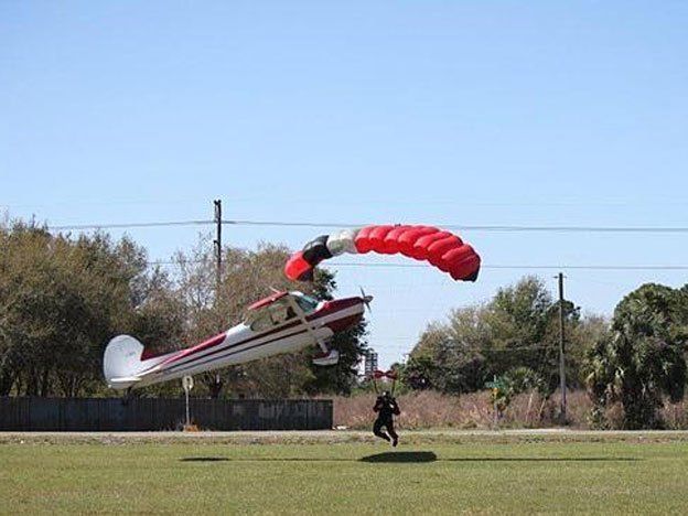 Una avioneta piloteada por una mujer de 87 años chocó contra un paracaidista y se estrelló