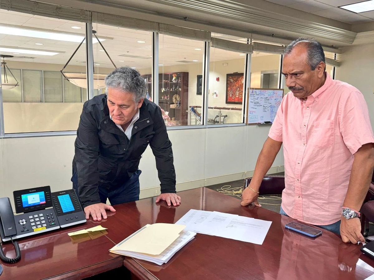 El cónsul mexicano en Orlando, Juan Sabines Guerrero, reunido con el padre de los jóvenes, Martín González. Crédito: X @Juansabinesg El cónsul mexicano en Orlando, Juan Sabines Guerrero, reunido con el padre de los jóvenes, Martín González. Crédito: X @Juansabinesg