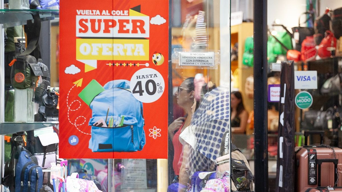 Los comerciantes esperan que la vuelta al colegio haga repuntar un poco las ventas, especialmente en los rubros indumentaria y librería. Los comerciantes esperan que la vuelta al colegio haga repuntar un poco las ventas, especialmente en los rubros indumentaria y librería.