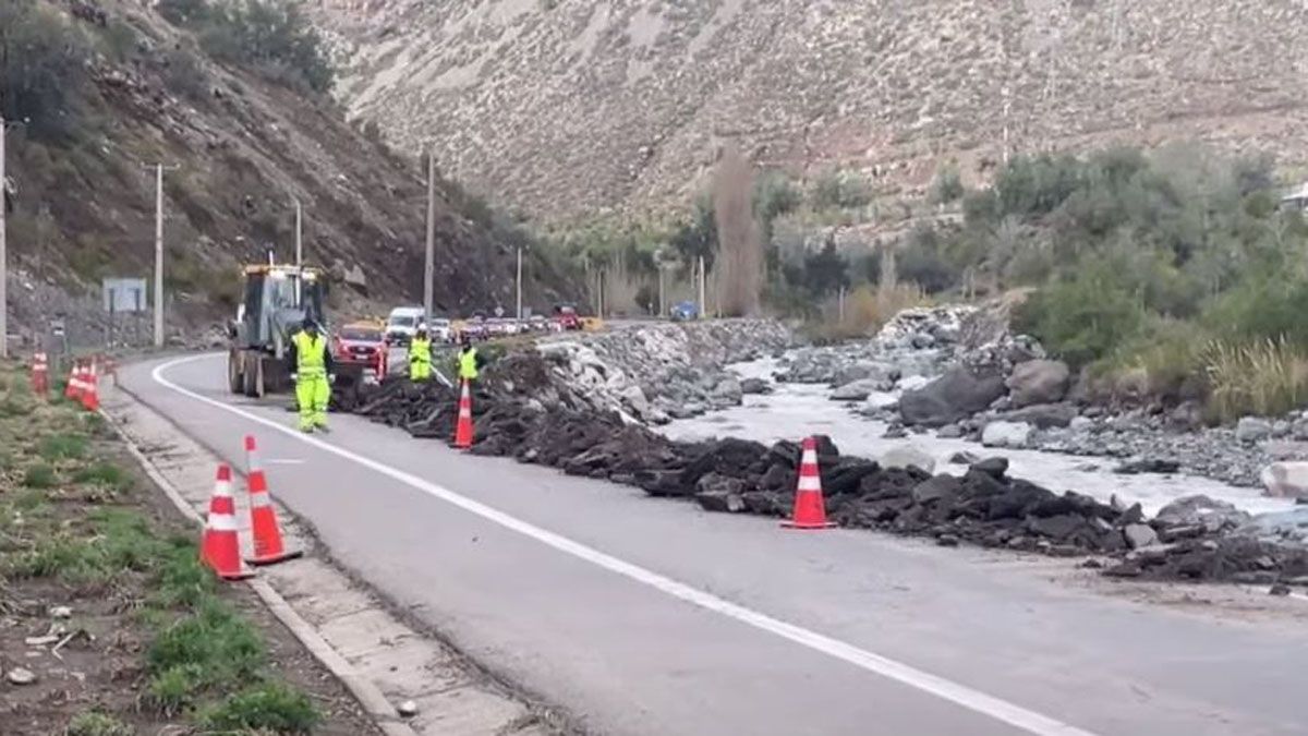 Los chilenos habilitaron la circulación de vehículos en un solo sentido hasta el 14 de julio, luego de reparar parcialmente los daños en la ruta 60. Los chilenos habilitaron la circulación de vehículos en un solo sentido hasta el 14 de julio, luego de reparar parcialmente los daños en la ruta 60.