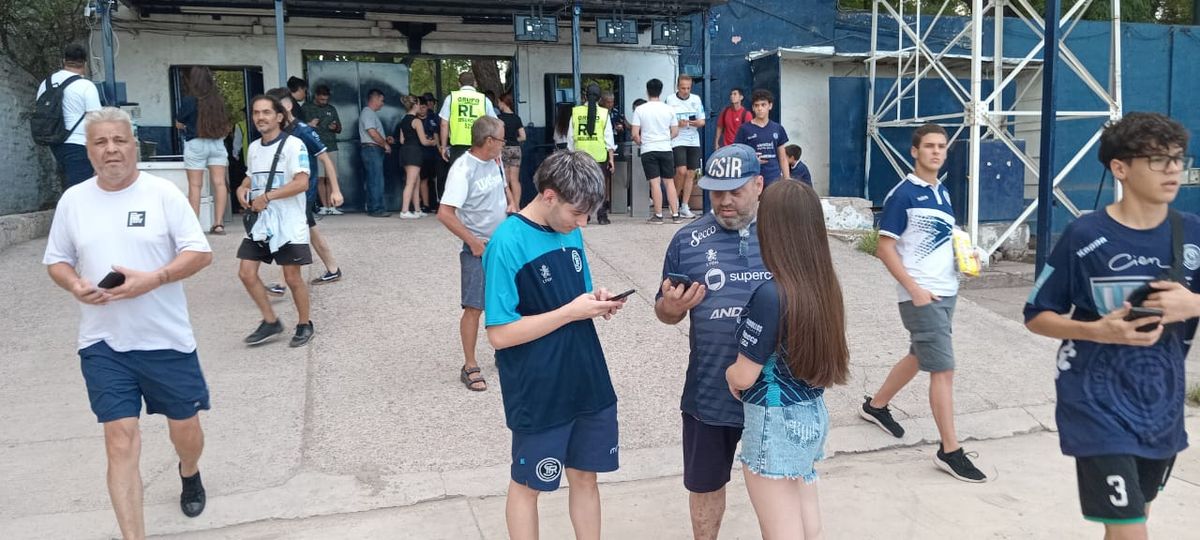 Los hinchas de Independiente Rivadavia hicieron su donación Los hinchas de Independiente Rivadavia hicieron su donación