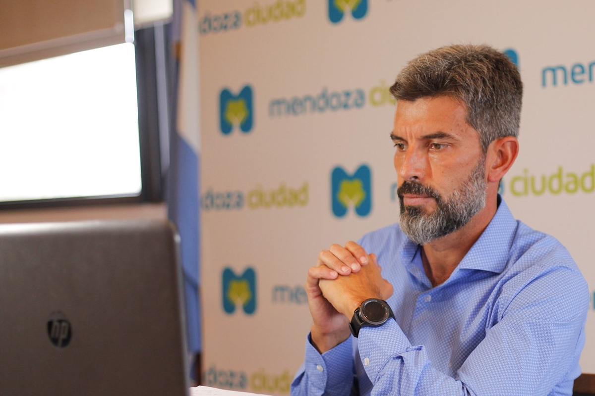 Ulpiano Suarez otorgará beneficios con créditos fiscales de hasta $500.000 para que los comerciantes se adecúen a esta nueva reglamentación del uso de mesas y sillas en las veredas. Ulpiano Suarez otorgará beneficios con créditos fiscales de hasta $500.000 para que los comerciantes se adecúen a esta nueva reglamentación del uso de mesas y sillas en las veredas.